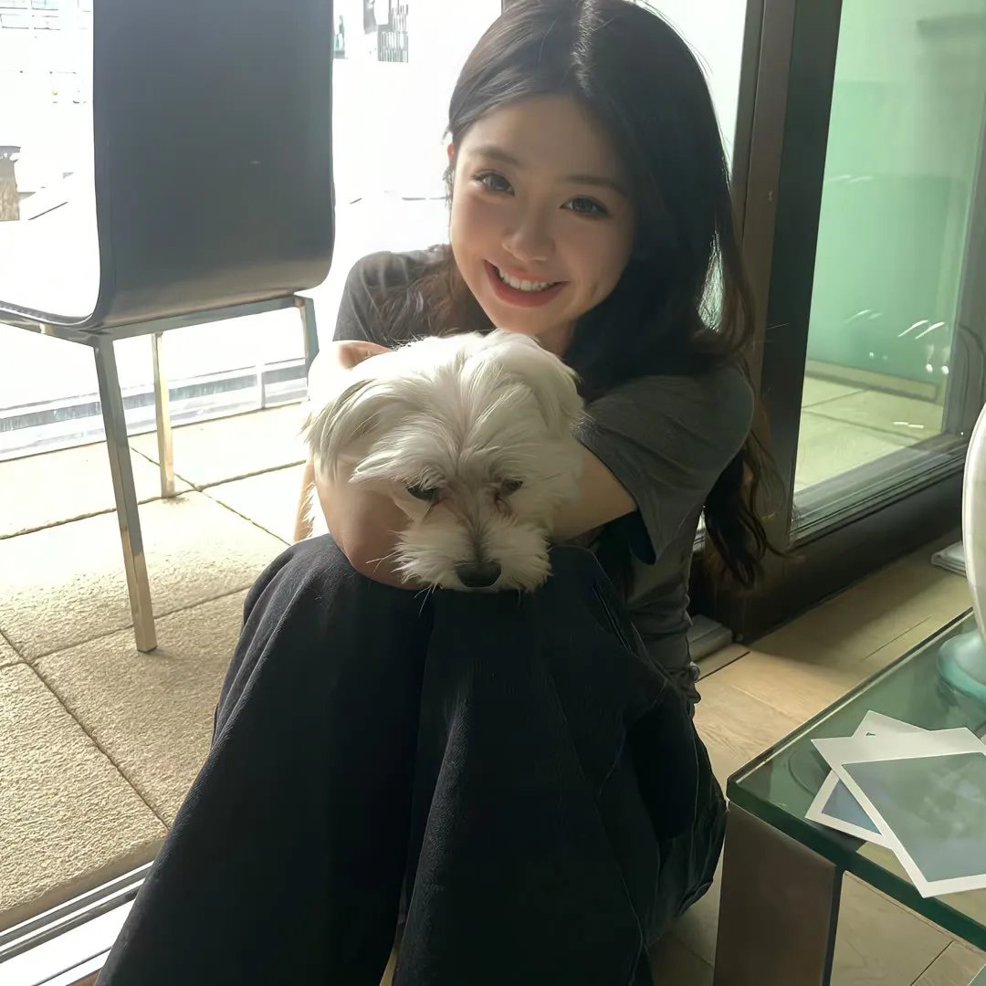 黑白照片的少女